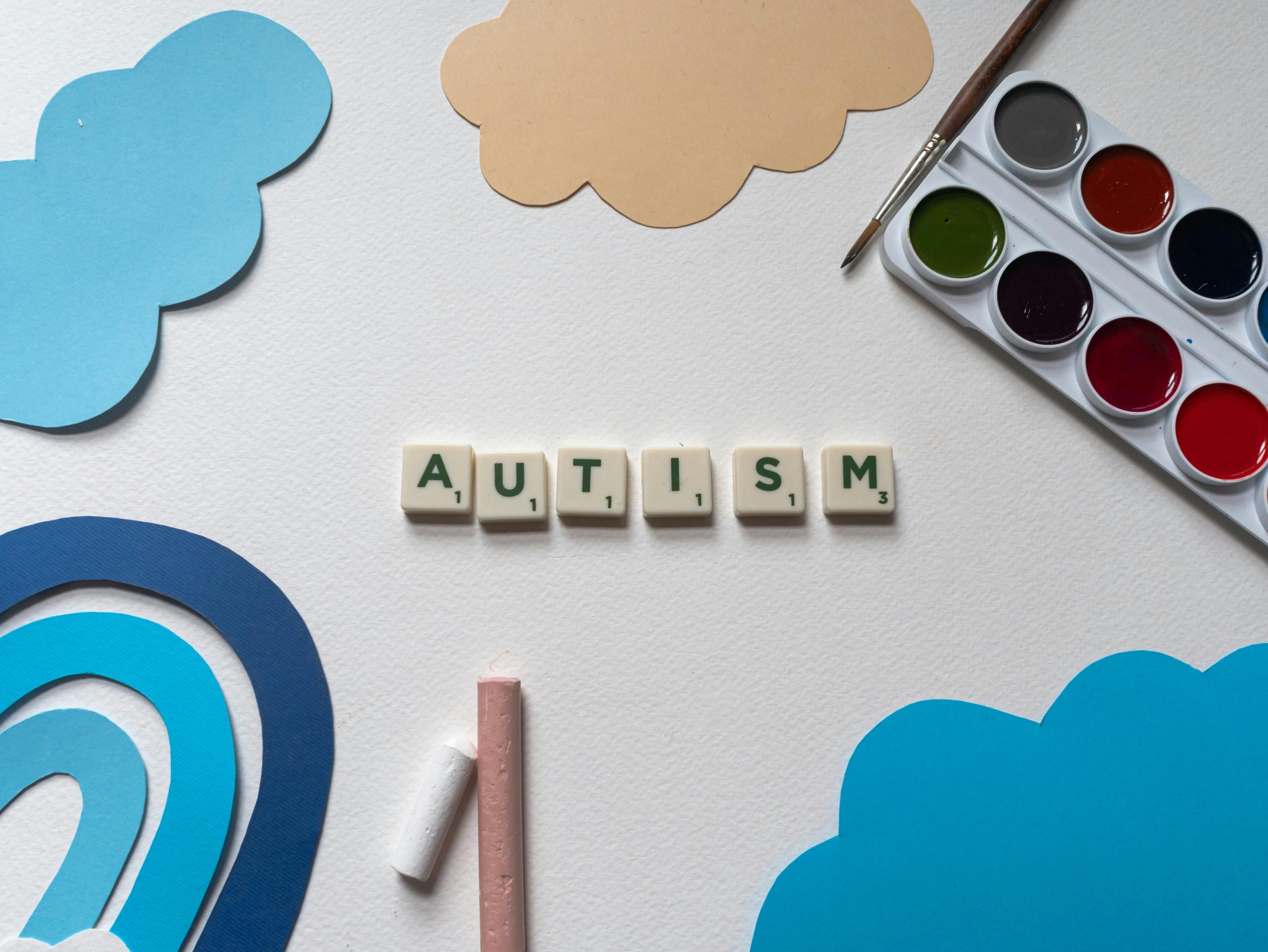 Términos y expresiones ofensivas que se deben evitar en el autismo actual